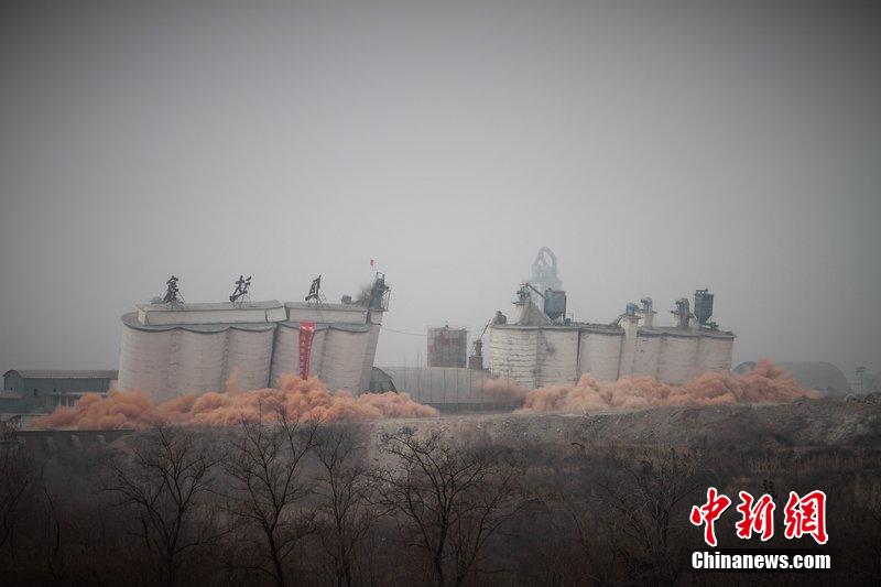 　2014年2月17日，石家莊市再次啟動壓減水泥過剩產能、治理大氣污染水泥企業(yè)集中爆破拆除行動。