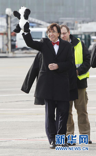 2月23日，在比利時(shí)首都布魯塞爾的國家機(jī)場(chǎng)，比利時(shí)首相迪呂波手舉熊貓玩具歡迎大熊貓“星徽”和“好好”