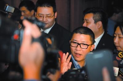 3月10日23時(shí)許，與馬航失聯(lián)航班部分乘客家屬乘坐同一航班的乘客在北京首都機(jī)場(chǎng)辦理值機(jī)手續(xù)。新華社