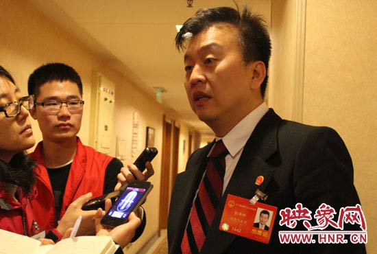 全國(guó)人大代表、中央電視臺(tái)綜藝頻道節(jié)目組主持人、河南省青聯(lián)榮譽(yù)副主席張澤群