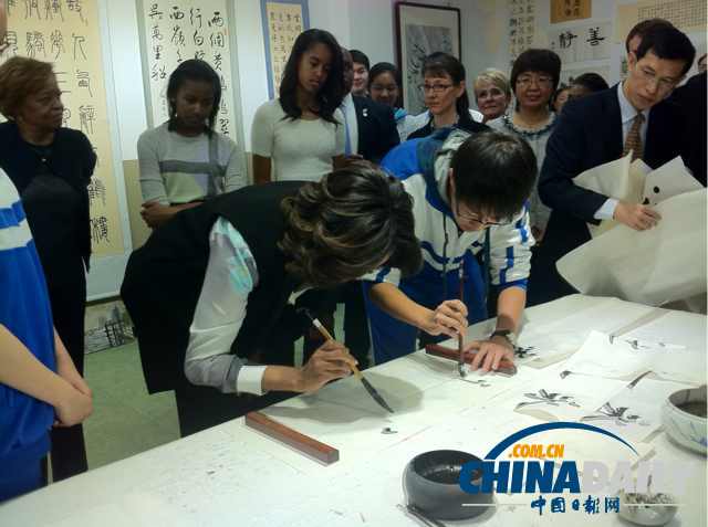 　北京時間3月21日，美國第一夫人米歇爾參觀北師大二附中時，與學生一起練習書法。