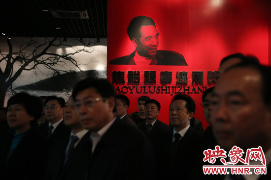 在焦裕祿紀(jì)念館，參觀的人絡(luò)繹不絕，一批批來自全國各地的黨員干部前來學(xué)習(xí)焦裕祿事跡