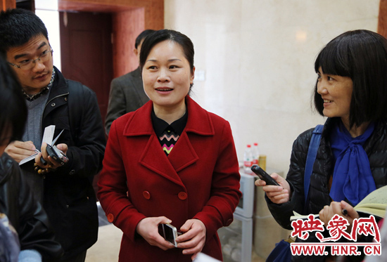 董亞娜是焦裕祿紀(jì)念館副館長，她兩次給習(xí)近平講解，贊總書記看得仔細(xì)，聽得認(rèn)真。3月20日，記者在蘭考采