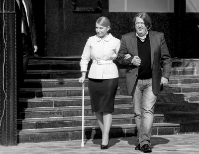 3月27日，烏克蘭基輔，前總理季莫申科在朋友的陪伴下赴新聞發(fā)布會現(xiàn)場，宣布將參加烏克蘭總統(tǒng)選舉。