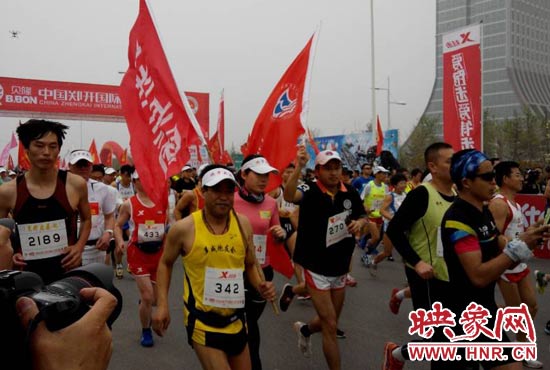 目前在鄭開大道上，一場角逐正在展開。