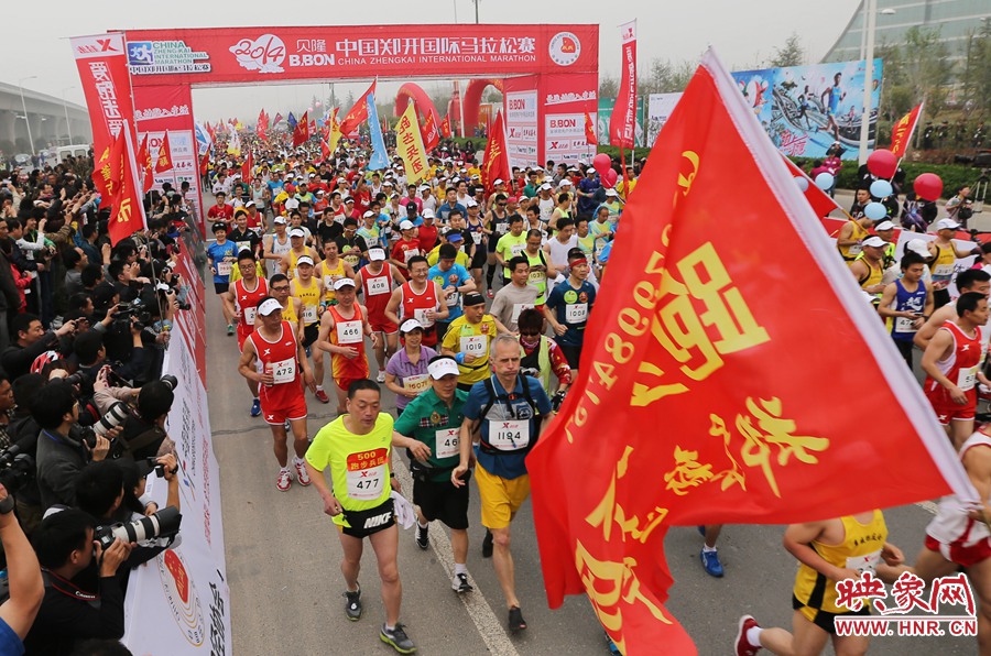 業(yè)余組開(kāi)跑。