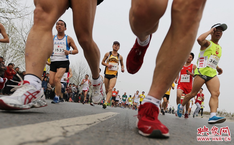 約五公里處，選手們已經(jīng)拉開(kāi)了距離。