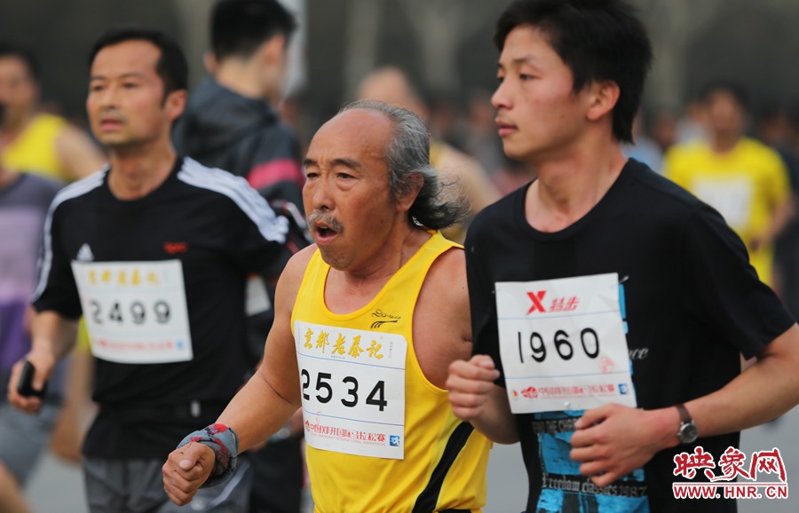 一位老年選手與年輕人比速度。