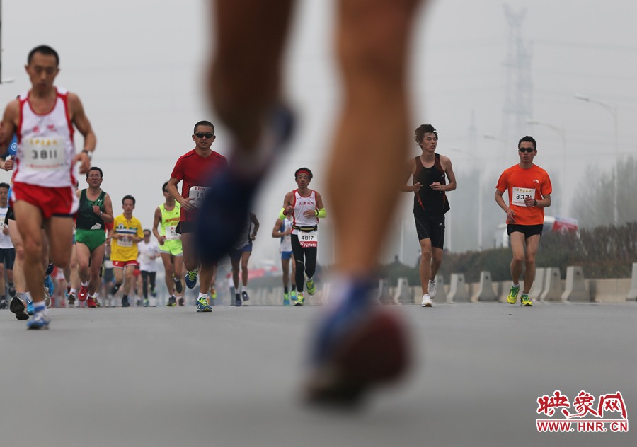 鄭開(kāi)大道上的奔跑隊(duì)伍