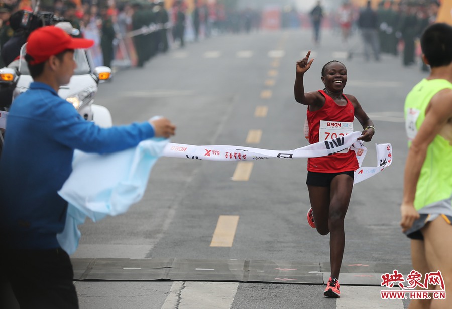 女子全程第一個(gè)沖過(guò)終點(diǎn)線的選手。