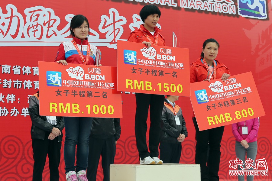 女子半程前三名選手。