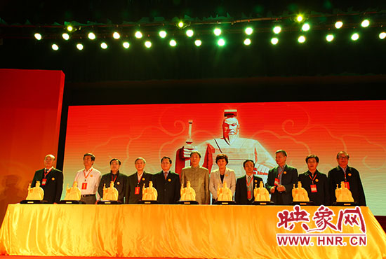 與會(huì)嘉賓一起見證歷史、啟動(dòng)論壇