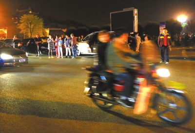 3月30日凌晨，地震發(fā)生后，秭歸縣城一些居民聚集到開闊的廣場上。新華社發(fā)