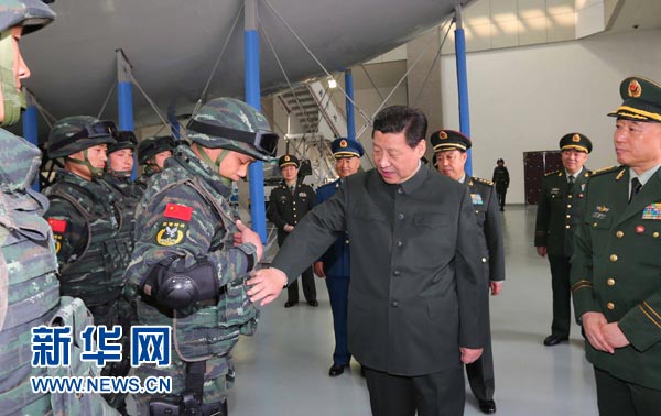 這是習近平同特戰(zhàn)隊員親切交談，詳細詢問他們的教學訓(xùn)練和生活情況。