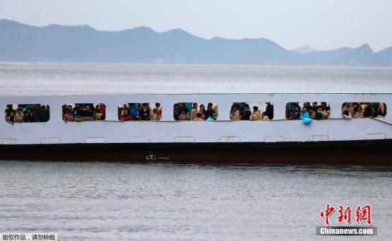 　4月17日清晨，失蹤者家屬乘坐渡輪前往事故現(xiàn)場(chǎng)。