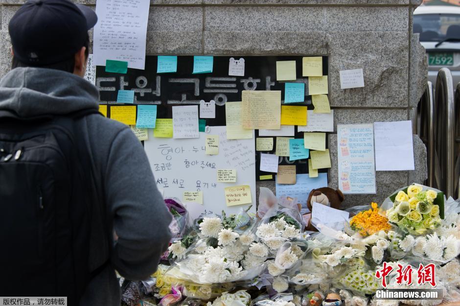 當(dāng)?shù)貢r(shí)間2014年4月21日，韓國(guó)安山，民眾持續(xù)為沉沒(méi)客輪失蹤乘客祈禱。