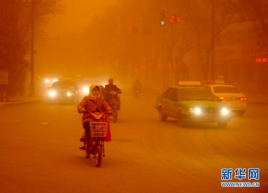 4月23日，沙塵暴中的敦煌街頭。