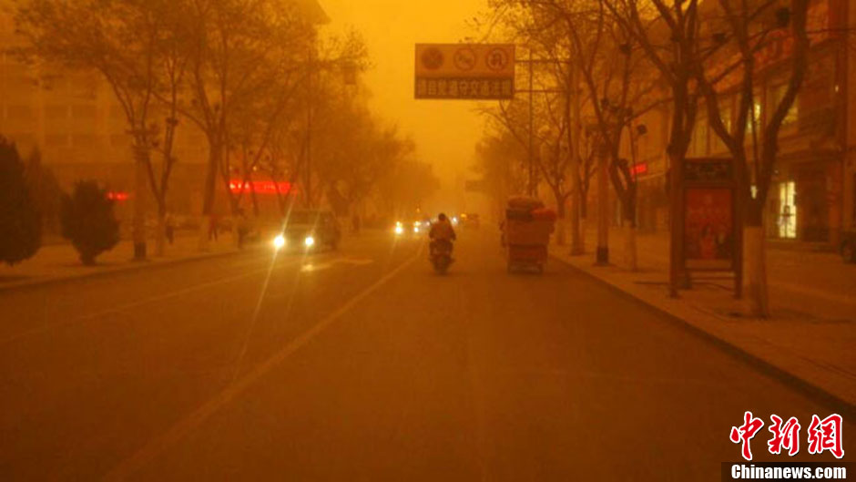 4月23日中午，甘肅酒泉多地出現(xiàn)強(qiáng)沙塵暴。