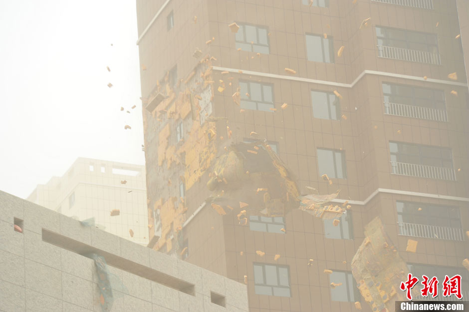 4月23日，受強(qiáng)冷空氣影響，新疆哈密出現(xiàn)出現(xiàn)強(qiáng)沙塵和降溫天氣，部分路段能見度不足50米