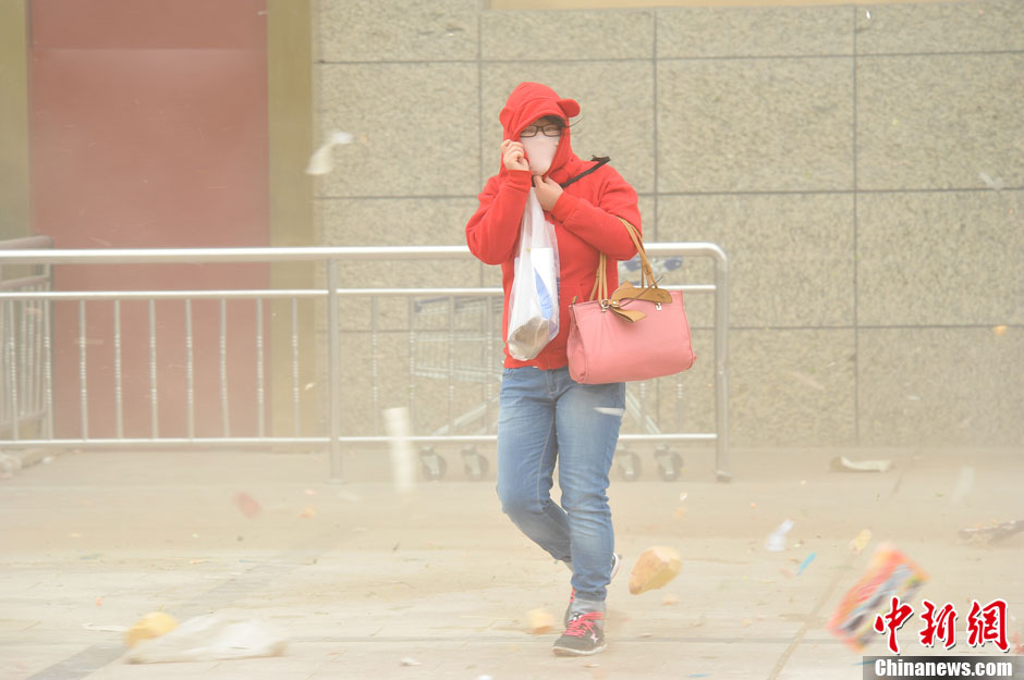 4月23日，受強(qiáng)冷空氣影響，新疆哈密出現(xiàn)出現(xiàn)強(qiáng)沙塵和降溫天氣