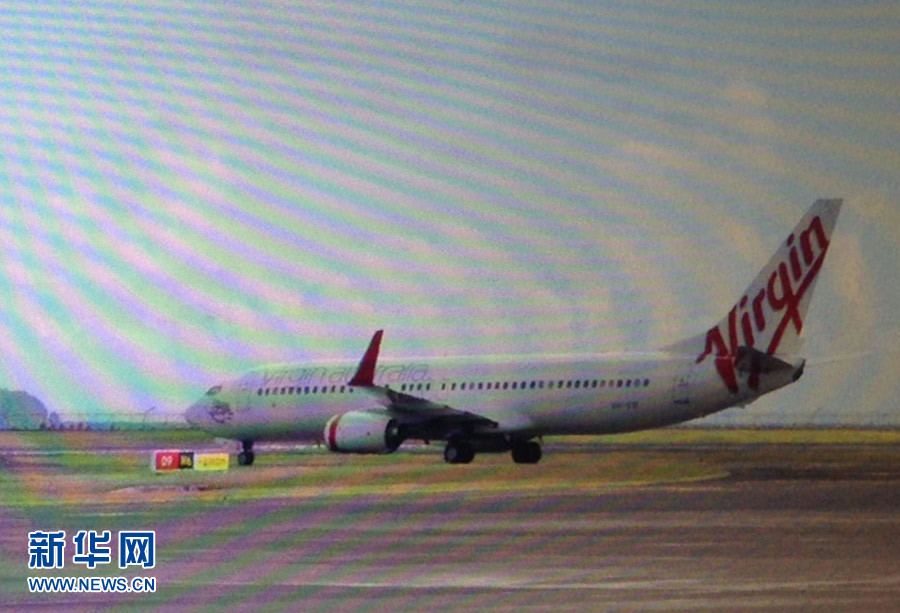 4月25日，迫降的澳大利亞維珍航空公司客機(jī)停在印度尼西亞巴厘島登巴薩機(jī)場（透過飛機(jī)舷窗拍攝）。