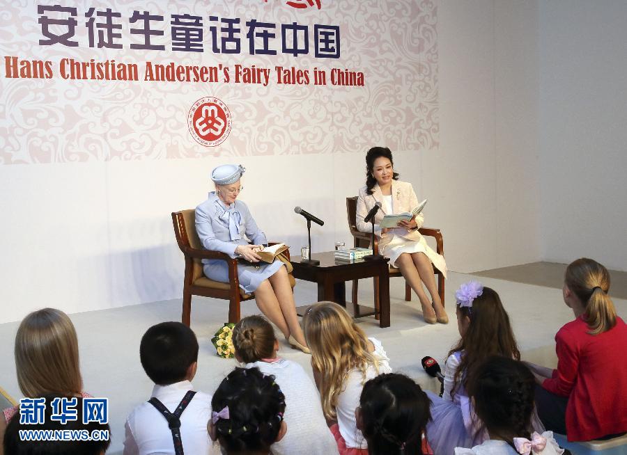 這是彭麗媛和瑪格麗特二世來到兩國孩子們當(dāng)中，為孩子們朗讀安徒生童話《丑小鴨》選段。