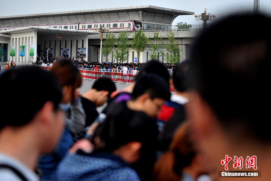 北京車展公眾日首個(gè)周末 地鐵國展站客流破紀(jì)錄