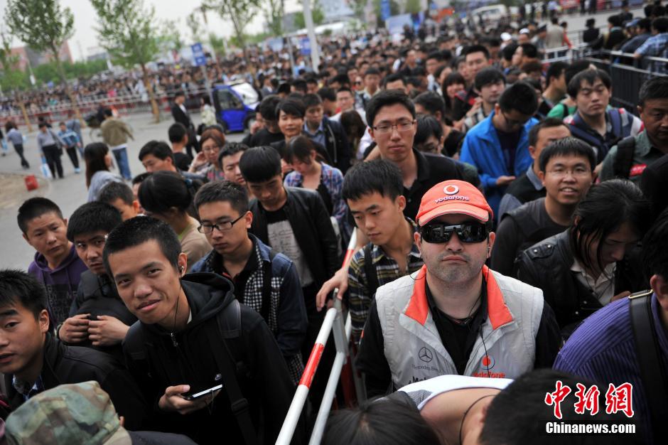 北京車展公眾日首個(gè)周末 地鐵國展站客流破紀(jì)錄