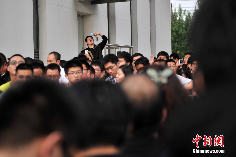 北京車展公眾日首個(gè)周末 地鐵國展站客流破紀(jì)錄