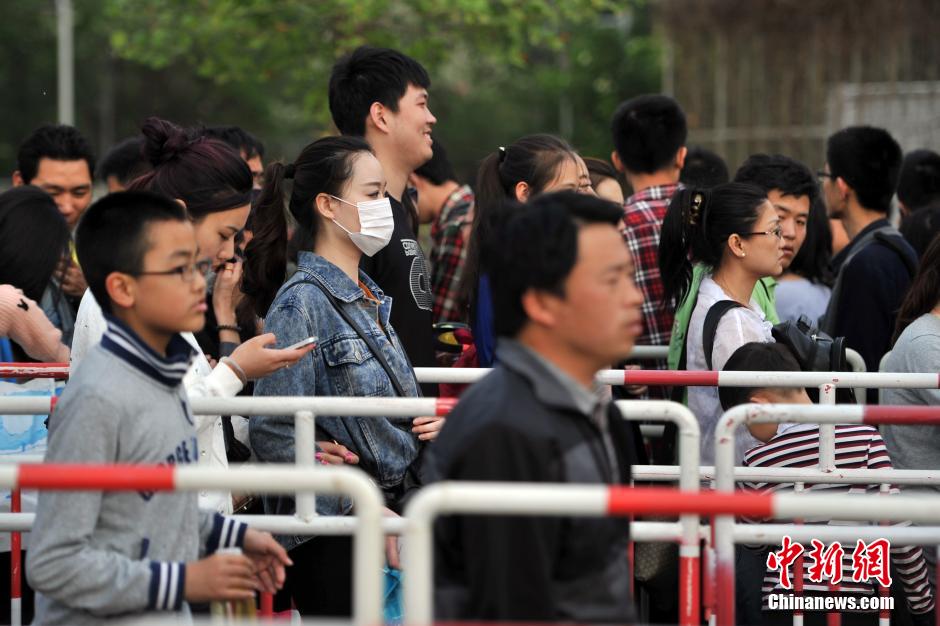 北京車展公眾日首個(gè)周末 地鐵國展站客流破紀(jì)錄