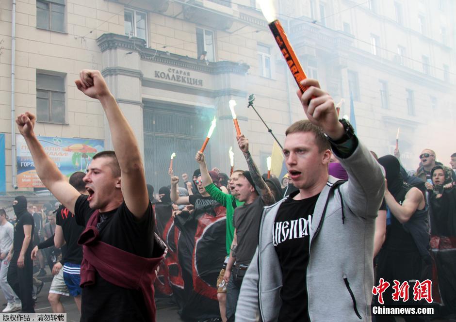 當(dāng)?shù)貢r(shí)間4月28日，烏克蘭哈爾科夫，親歐民眾和親俄民眾在街頭示威時(shí)發(fā)生大規(guī)模沖突。