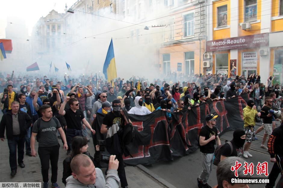 當(dāng)?shù)貢r(shí)間4月28日，烏克蘭哈爾科夫，親歐民眾和親俄民眾在街頭示威時(shí)發(fā)生大規(guī)模沖突。