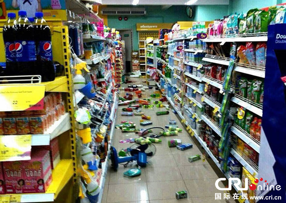 　當?shù)貢r間2014年5月5日，泰國清萊，超市貨架上的商品散落一地。