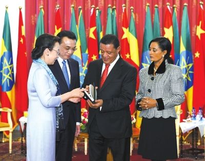 李克強(qiáng)總理與夫人程虹當(dāng)?shù)貢r間6日上午同埃塞總統(tǒng)穆拉圖夫婦在國家宮會見。會見后，程虹將自己的著作和譯著贈送給姆拉圖總統(tǒng)夫婦。