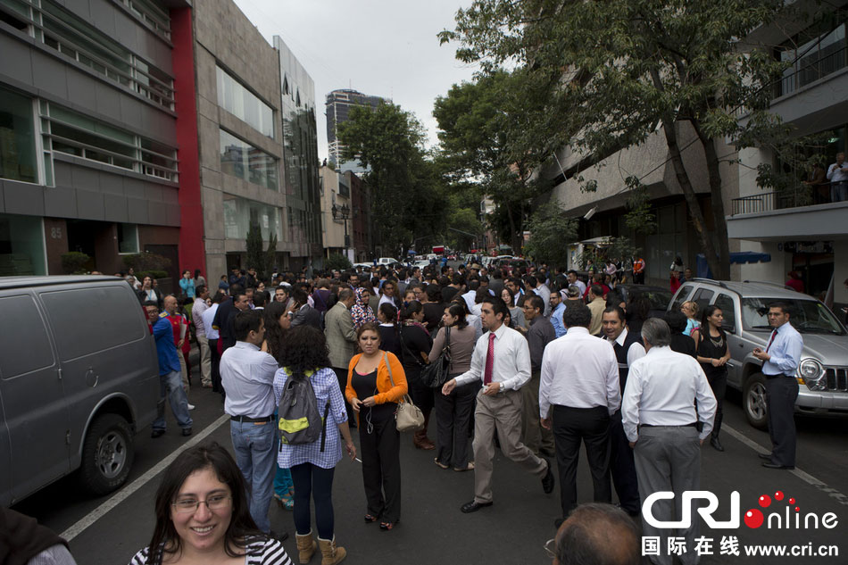 當(dāng)?shù)貢r(shí)間2014年5月8日，墨西哥墨西哥城，市民聚集在街道上?！D片來(lái)源：Rebecca Black