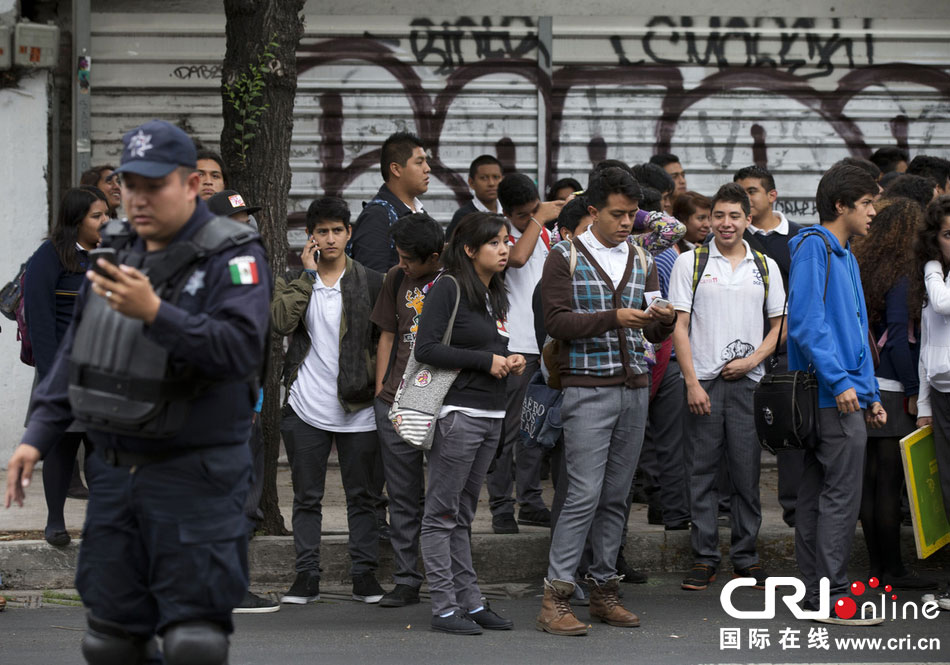 當(dāng)?shù)貢r(shí)間2014年5月8日，墨西哥墨西哥城，市民等在路邊等待道路重新開(kāi)啟。