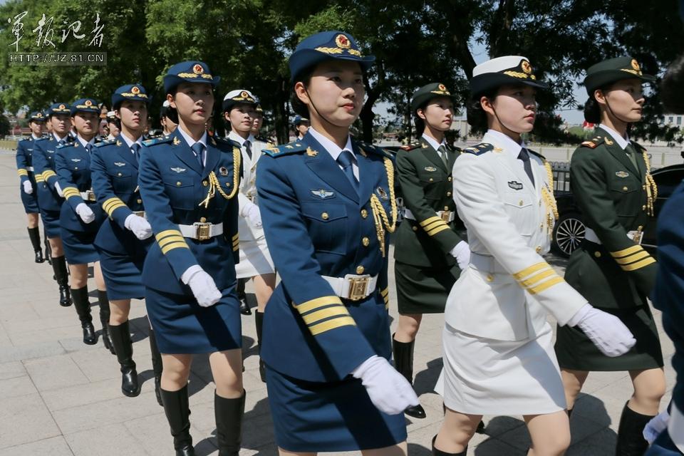 解放軍首批女儀仗兵亮相，90%以上擁有大專以上學(xué)歷，平均身高1.72米。圖為女兵儀仗隊(duì)。