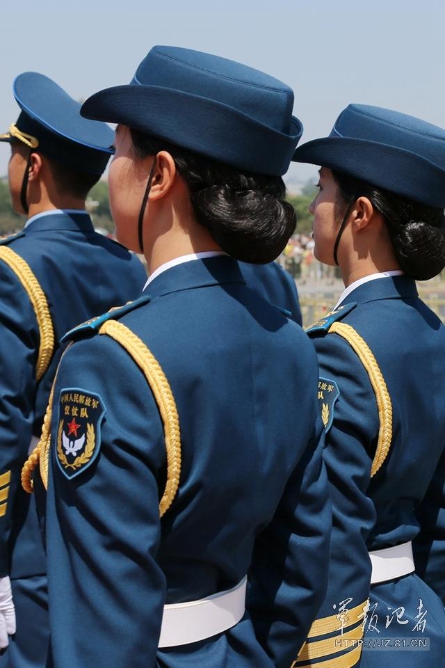 解放軍首批女儀仗兵亮相，90%以上擁有大專以上學(xué)歷，平均身高1.72米。圖為女兵儀仗隊(duì)。