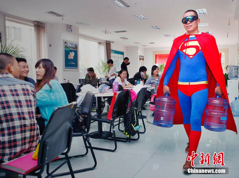 西安小伙扮“超人”送水 稱工作更有激情 西安小伙扮“超人”送水 稱工作更有激情