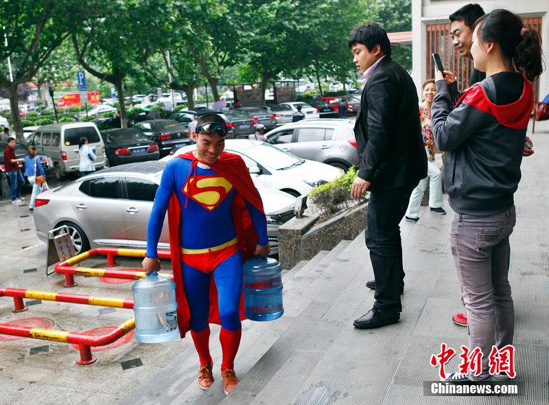 西安小伙扮“超人”送水 稱工作更有激情 西安小伙扮“超人”送水 稱工作更有激情
