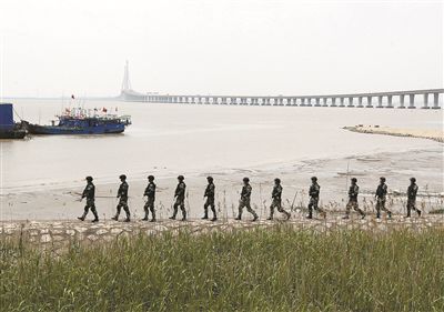 上海加強安保工作，警方在長江沿岸巡邏