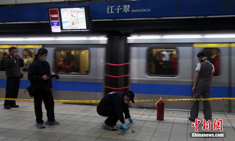 圖為新北市警察在現(xiàn)場勘查。中新社發(fā) 劉舒凌 攝