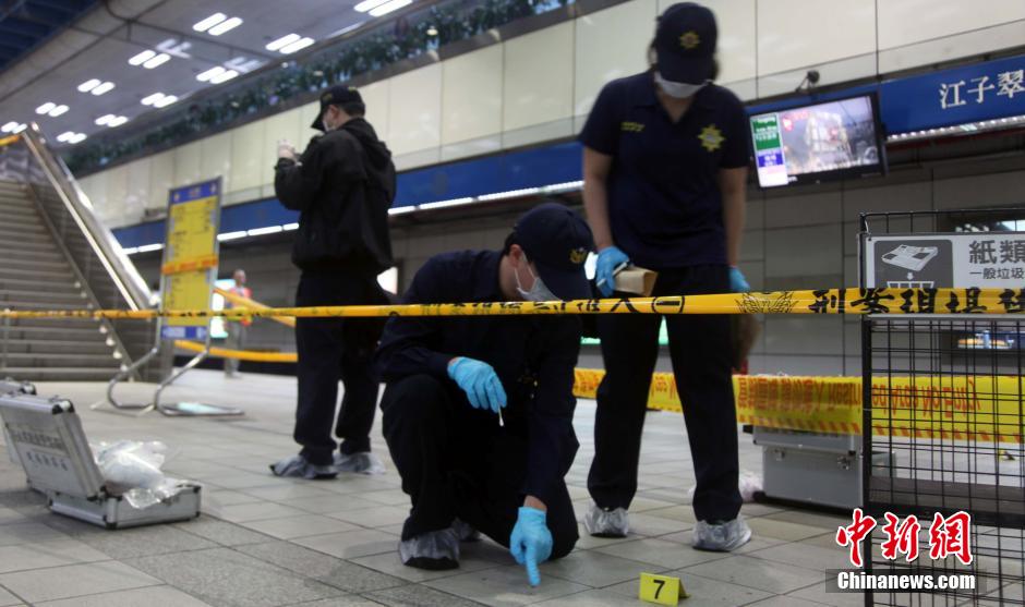 圖為新北市警察在現(xiàn)場勘查。中新社發(fā) 劉舒凌 攝
