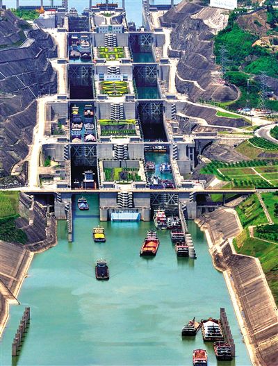 今年5月11日,三峽工程五級船閘,船只正在過閘。