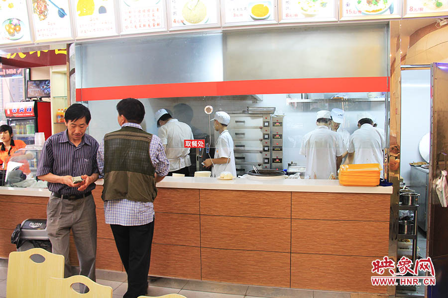 店面仍處于“試營業(yè)”狀態(tài),后廚的設(shè)備嶄新,看起來還算整潔。