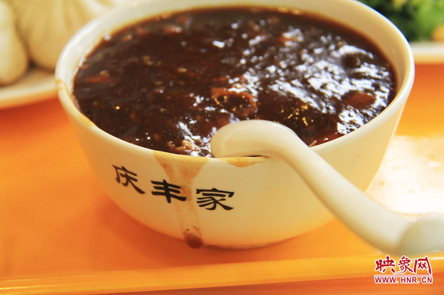 一碗炒肝,看上去也有滋有味。