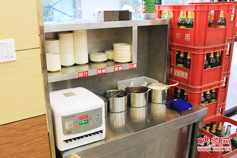 調(diào)料、小碟、餐具也都被放在另一張單獨的桌子上,需要用餐者“自助”。