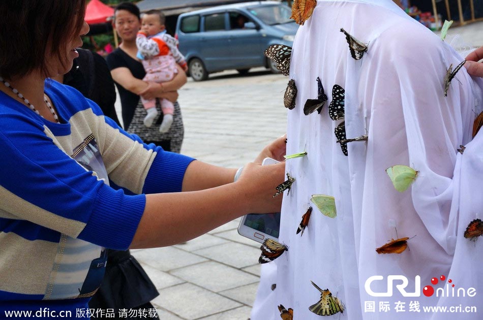 “蝴蝶仙子”身穿上百只剛剛扎死的蝴蝶。圖片來(lái)源：老祝/東方IC