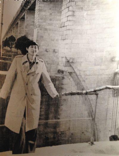 1995年，于英生在蚌埠淮河閘上留影。