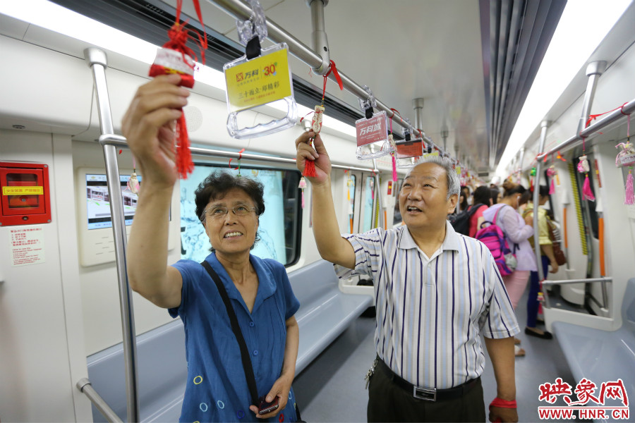 濃濃的端午文化吸引了不少老年人前來乘坐地鐵。